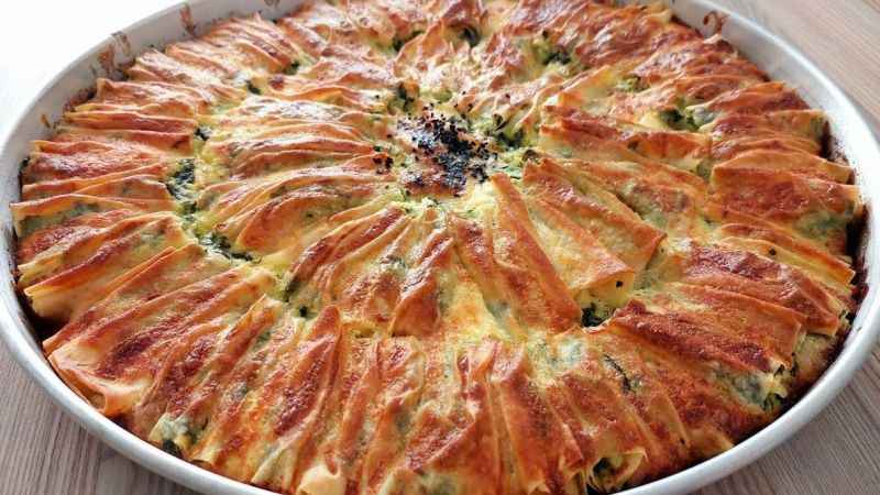 Ispanak ve Peynirle Harmanlanan Lezzet: Tepsi Kırma Börek Tarifi!