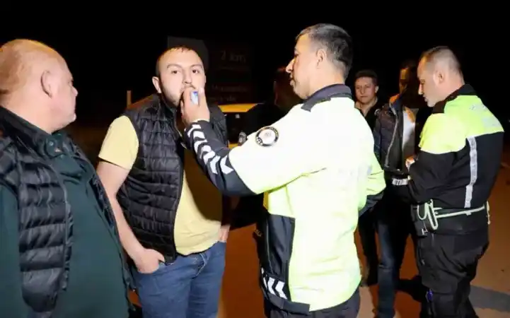 Polis ceza kesmesin de ne yapsın: Aksaray'dan bir sarhoş muhabbeti