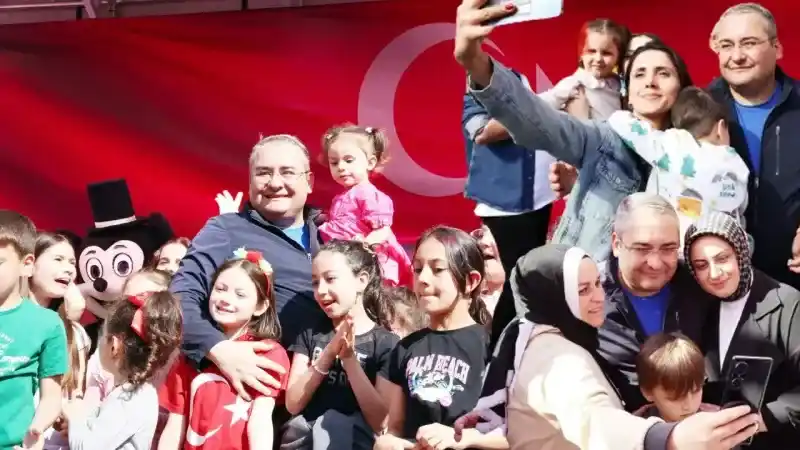 Keçiören Belediye Başkanı Dr. Mesut Özarslan ve Ailesi, Büyük Bir Katılımla Bayram Şenliklerine Ev Sahipliği Yaptı