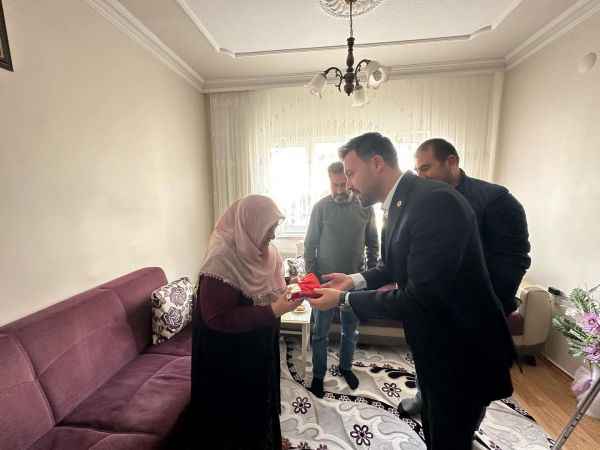 Yozgatlı vekil önce öptü sonra başına koydu: Şehit evinde duygu dolu anlar
