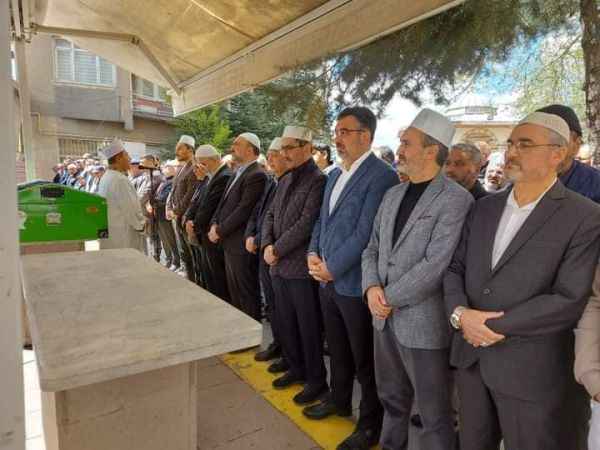 Babasının Cenaze Namazını kıldırdı: Helallik İstedi