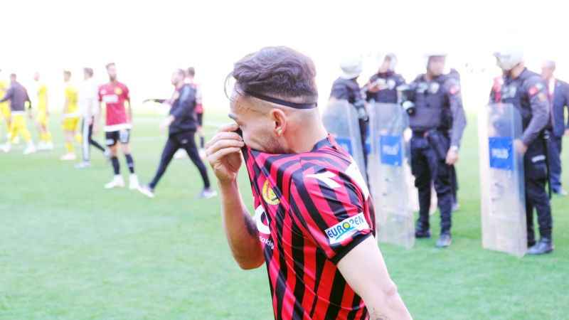 Şampiyonluğu kaybettiler.. Futbolcular hüngür hüngür ağladı