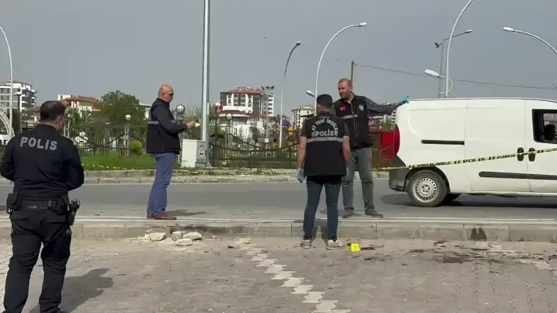Dikkat kaldırımda otomobil var: sonu acı oldu!