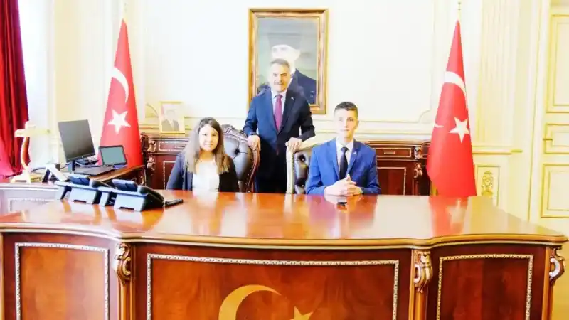 Yozgat Valisi Özkan, 23 Nisan'da Makamını Öğrencilere Devretti!