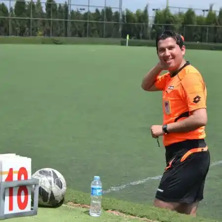 Genç hakem kalbine yenik düştü