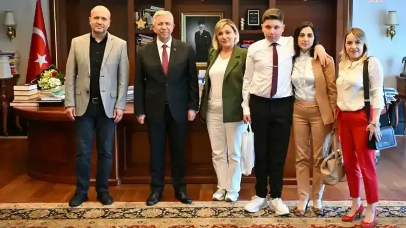 Yozgatlı Anne, Otizmli Oğlunu Mansur Yavaş'ın Koltuğuna Oturttu! İşte Dokunaklı Anların Hikayesi...