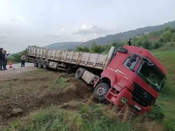 Kontrolden çıkar tır, ortalığı savaş alanına çevirdi