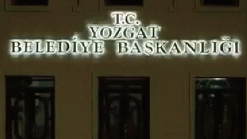 AK Parti'den Yeniden Refah'a geçen Yozgat'ta belediye binasına T.C. tabelası asıldı