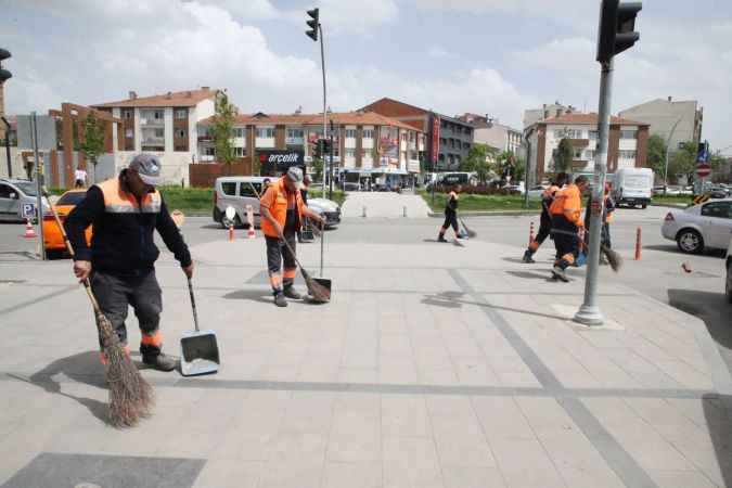 Gölbaşı Belediyesi ekipleri daha temiz bir şehir için çalışıyor