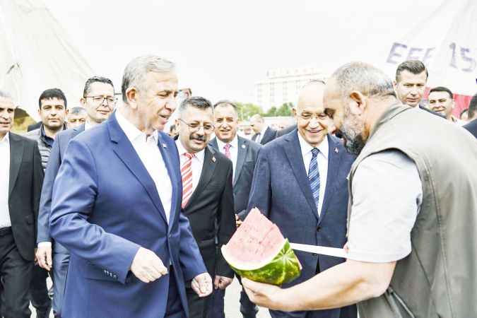 Esnaftan sevgi seli... Alkış ve sloganlarla karşılandı