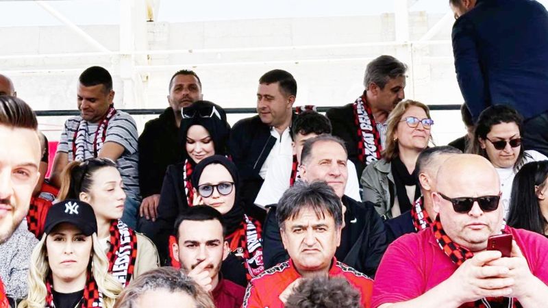 Yalnız bırakmadı Taraftarla birlikte izledi