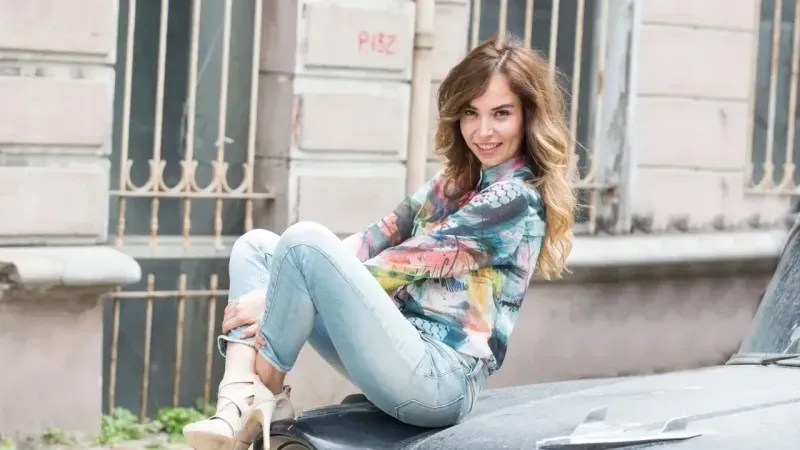 Esra Ronabar Kimdir? Esra Ronabar Kaç Yaşında Burcu Ne?