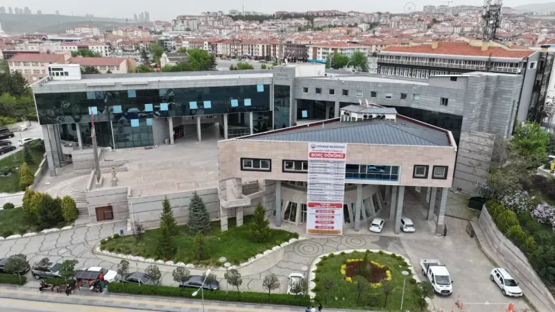 Gölbaşı Belediyesi Borç Pankartını Belediye Binasına Astı!