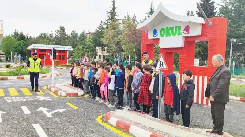 Yozgat Jandarması Miniklere Trafik Bilincini Aşılıyor!