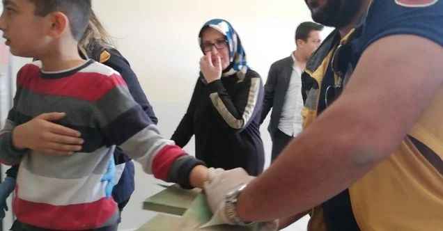 Eline batan çivili tahtayla geldi