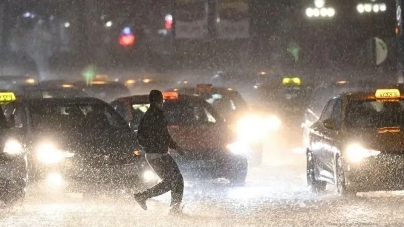 Ankara'da Sağanak Yağış Hayatı Felç Etti! Ev ve İş Yerleri Sular Altında Kaldı, Araçlar Yolda Mahsur Kaldı