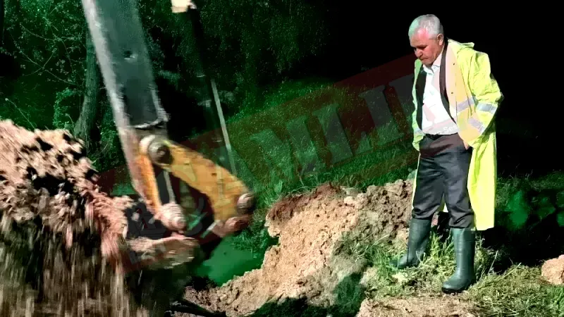 Mamak Belediye Başkanı Veli Gündüz Şahin, Yağmur Nedeniyle Oluşan Tıkanıklıklara Müdahale Ediyor