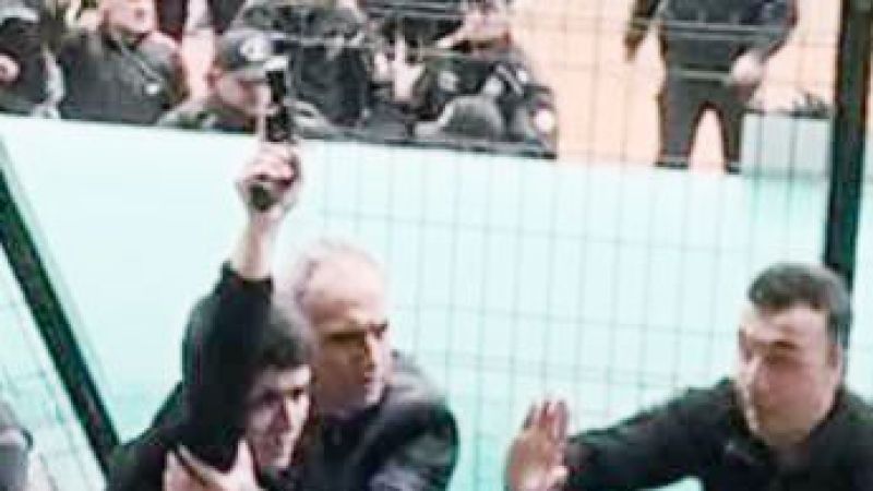 Futbola yakışmadı Polis havaya ateş açarak durdurmak zorunda kaldı!