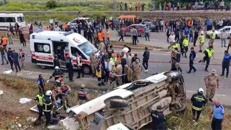 Gaziantep'te Çimento Tankeri Minibüse Çarptı: Korkunç Kazada 8 Kişi Hayatını Kaybetti