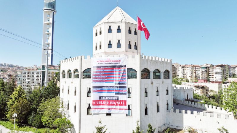 Belediye'den ilginç yöntem Kalenin burçlarına astı