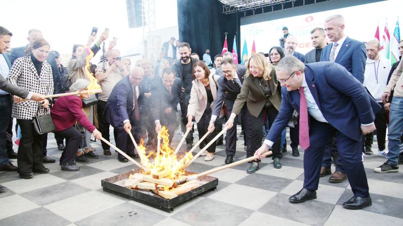 Bin yıllık gelenek.. Ateş yakıldı, çekiçle örs dövüldü