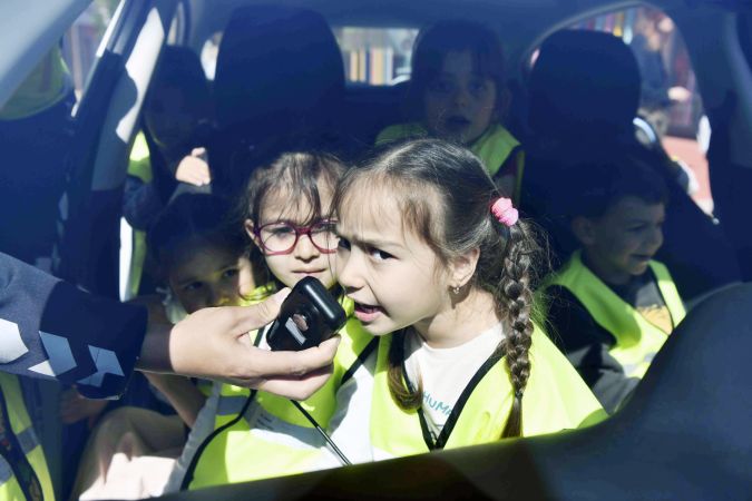 Trafik Haftası kutlamaları sürüyor Minikler Trafik Polisi'ni yakından tanıdı
