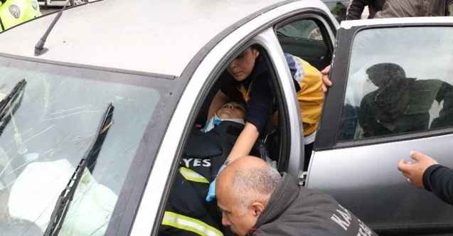 Karşı şeride geçen otomobil hafif ticari araçla çarpıştı: 3 yaralı