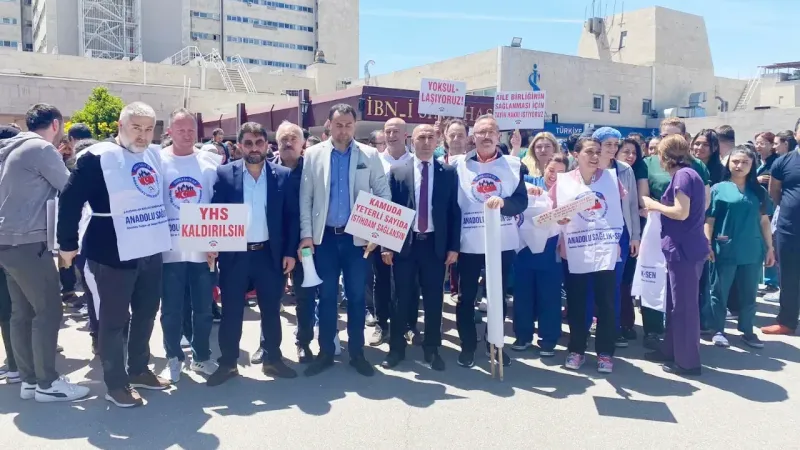 "İbni Sina Hastanesi Önünde Büyük Basın Açıklaması: Sağlık Çalışanlarından Hak Talebi!"
