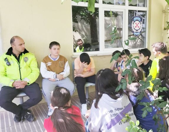 Çekerek Atatürk İlkokulu Öğrencileri, Trafik Haftasında Emniyet Müdürlüğünü Ziyaret Etti