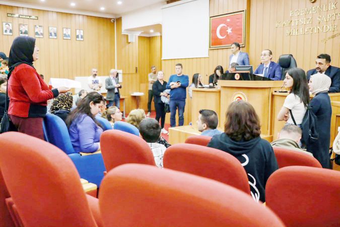 Erdal Beşikçioğlu, Özgür Özel’den Voleybol Sahası İsteyen İlkokul Öğrencisi ile Buluştu