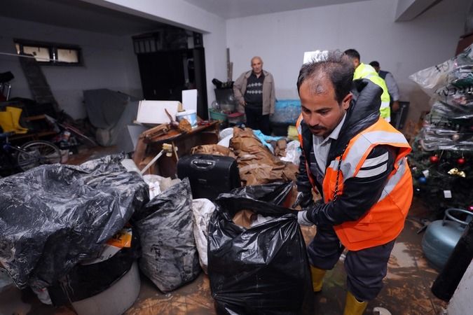 Yenimahalle'de Sağanak Yağışların Ardından Yardım Çalışmaları Hız Kesmiyor