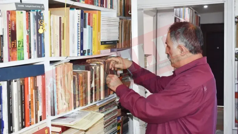 Kitaplar İle Dolu Bir Hayat: Öztürk, Yozgat'a 10 Bin Kitapla Dönüş Yaptı, Şimdi Kitaplarını Paylaşıyor!