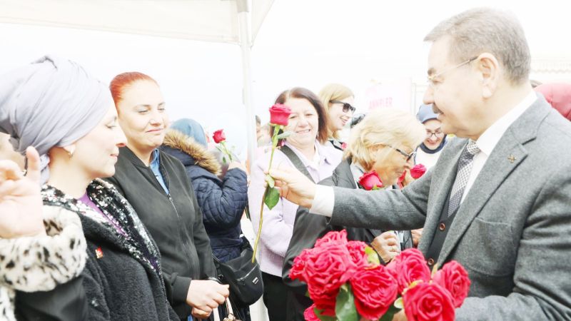 Belediye anneleri unutmadı Tek tek çiçek dağıttı