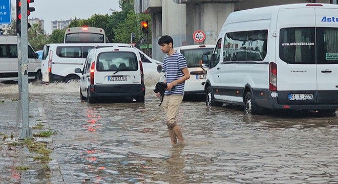 O şehirde yollar göle döndü