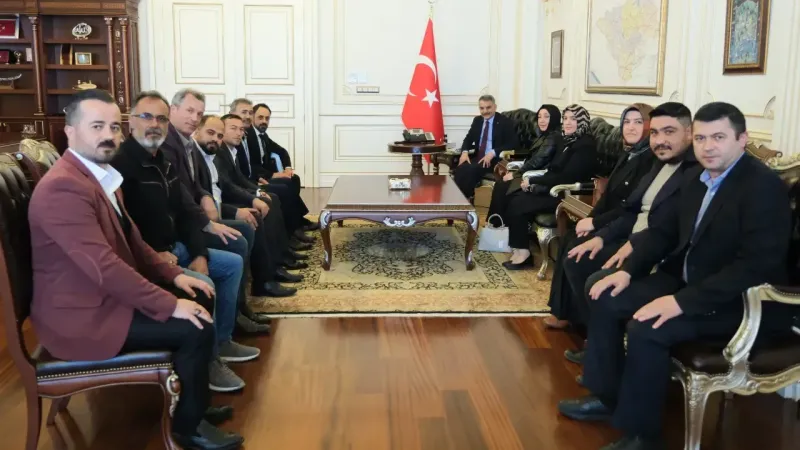 AK Parti Merkez İlçe Başkanı ve Yönetimi Vali Mehmet Ali Özkan'ı Ziyaret Etti