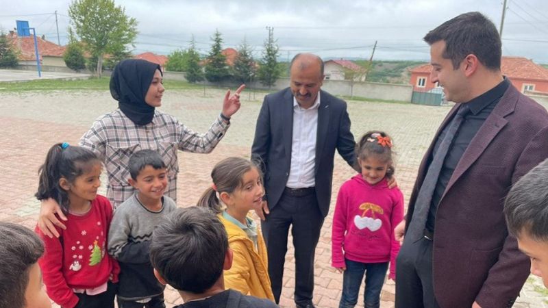 Sarıkaya Kaymakamı ve İlçe Milli Eğitim Müdürü, Karapınar İlkokulunu Ziyaret Etti.
