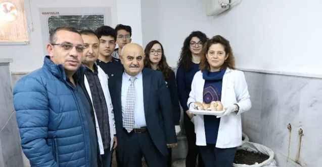 Arkadaşlarının eğitimine destek olmak için okulda mantar üretiyorlar
