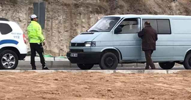 Trafik otosu yolda kalan aracı tamirciye kadar çekti