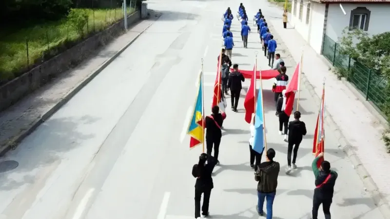 Aydıncık'ta Gençlik Yürüyüşü: Milli Bayram Coşkusunu Sokaklara Taşıdılar!