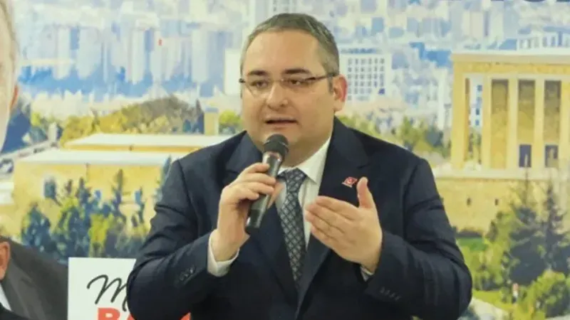 Ayvalı Çarşamba Pazarı'nda Dr. Mesut Özarslan'dan Esnafa Destek Ziyareti