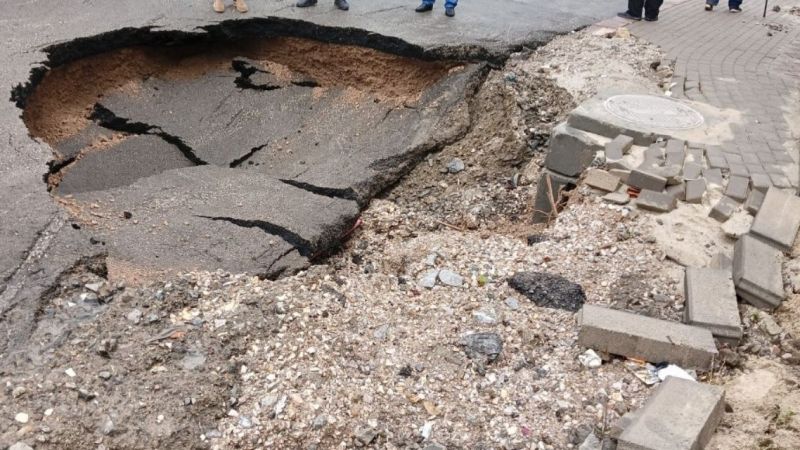 Ankara'da Sağanak Yağışın Etkisiyle Çöken Yola Araç Düştü