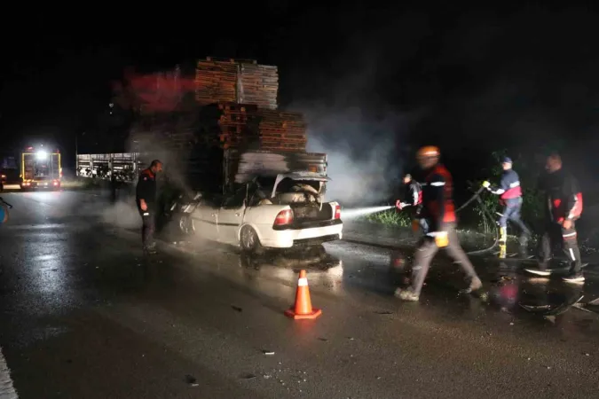 Amasya'da tıra ok gibi saplanan otomobilde can pazarı