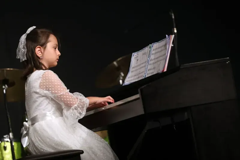 Genç kursiyerlerden konserli yılsonu gösterisi Yenimahalle’de mikrofon gençlerde