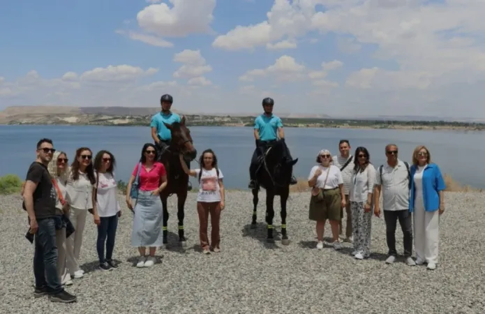 Turistlerin devriyesi ata yadigarlarının
