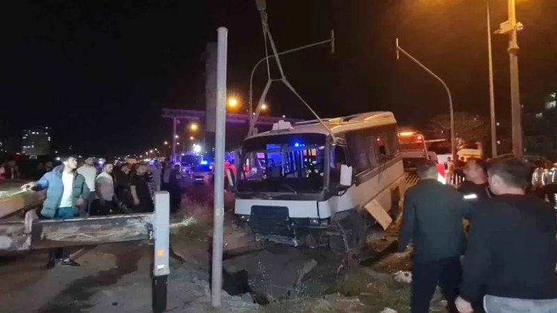 Komşuda büyük kaza... Yolcu minibüsü ile otomobil çarpıştı: bilanço korkuuyor