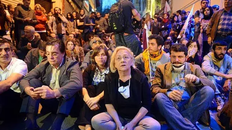 Mücella Bağımlı Kimdir