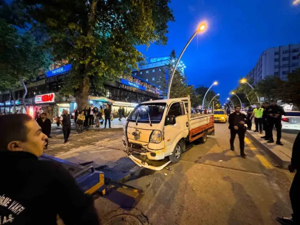 Ankara’da 11 araçlık trafik kazası! Çankaya'da kamyonet kontrolden çıktı...