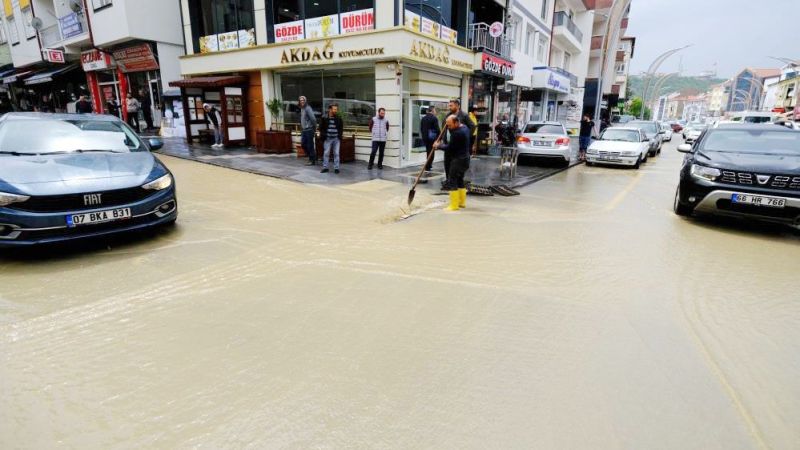 Akdağmadeni’nde Şiddetli Yağış Nedeniyle Cadde ve Sokaklar Su Altında…