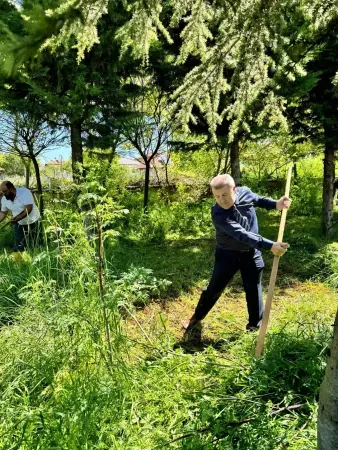 Şahin Başkan kolları sıvadı, tırpanı eline aldı.. 'Şimdi ot biçme zamanı'