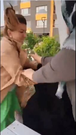 Ankara'da Olay! "Midem Bulanıyor" Diyerek Başörtülü Komşusuna Keserle Saldırdı!